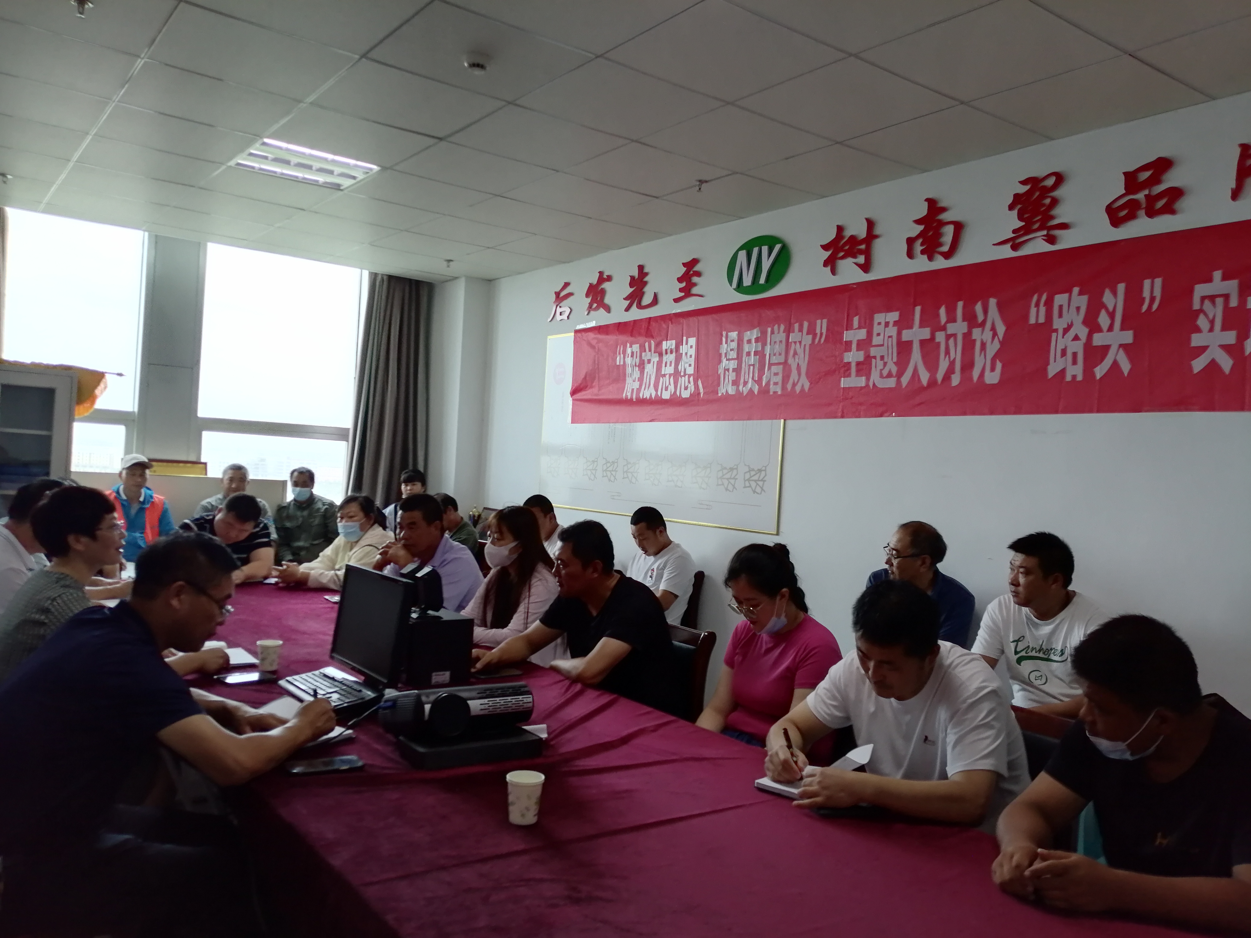 王宏在南翼調研講課.jpg 王宏在南翼調研講課.jpg